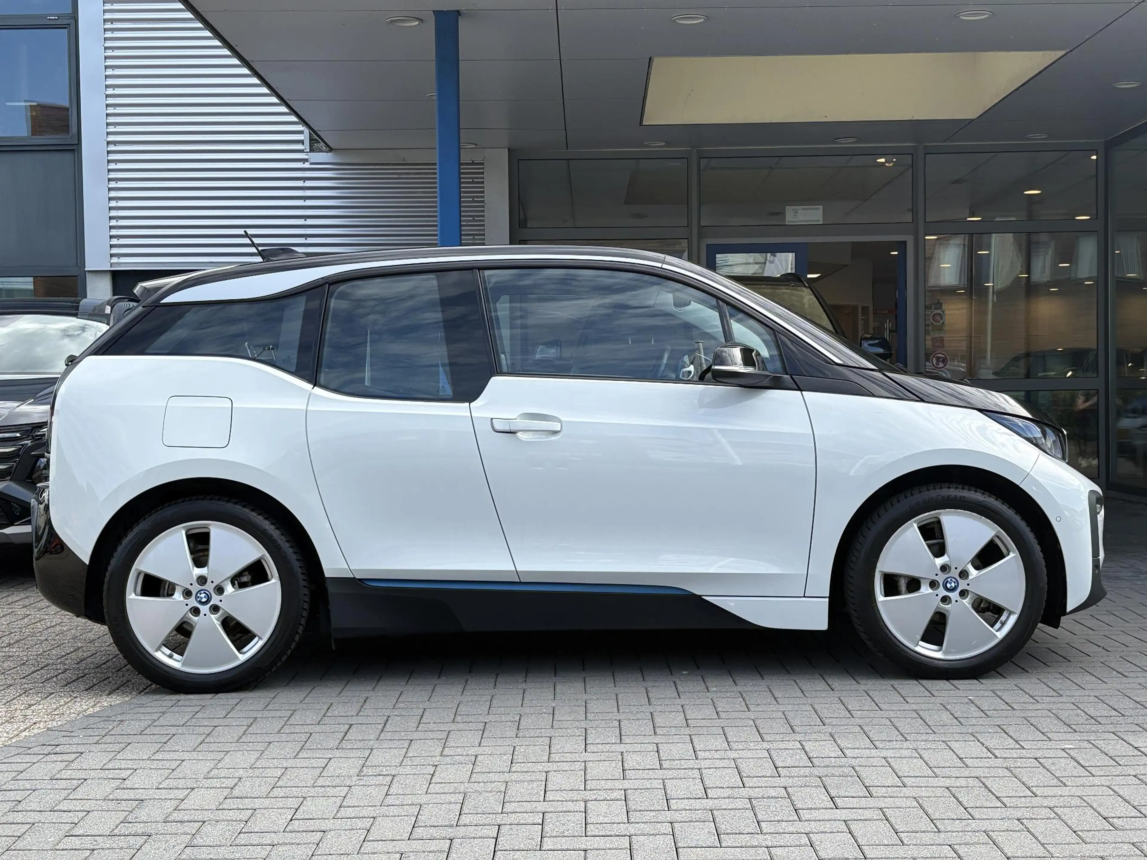 BMW i3 Basis 120Ah 42 kWh | Camera | Stoel verwarming | — photo 4