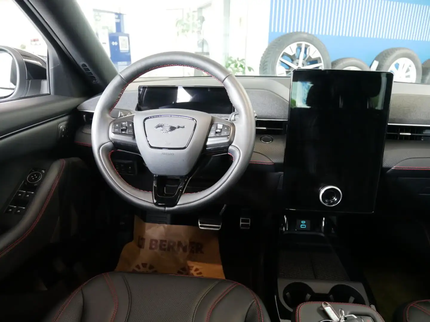 Ford Mustang Mach-E AWD Weiß - 2