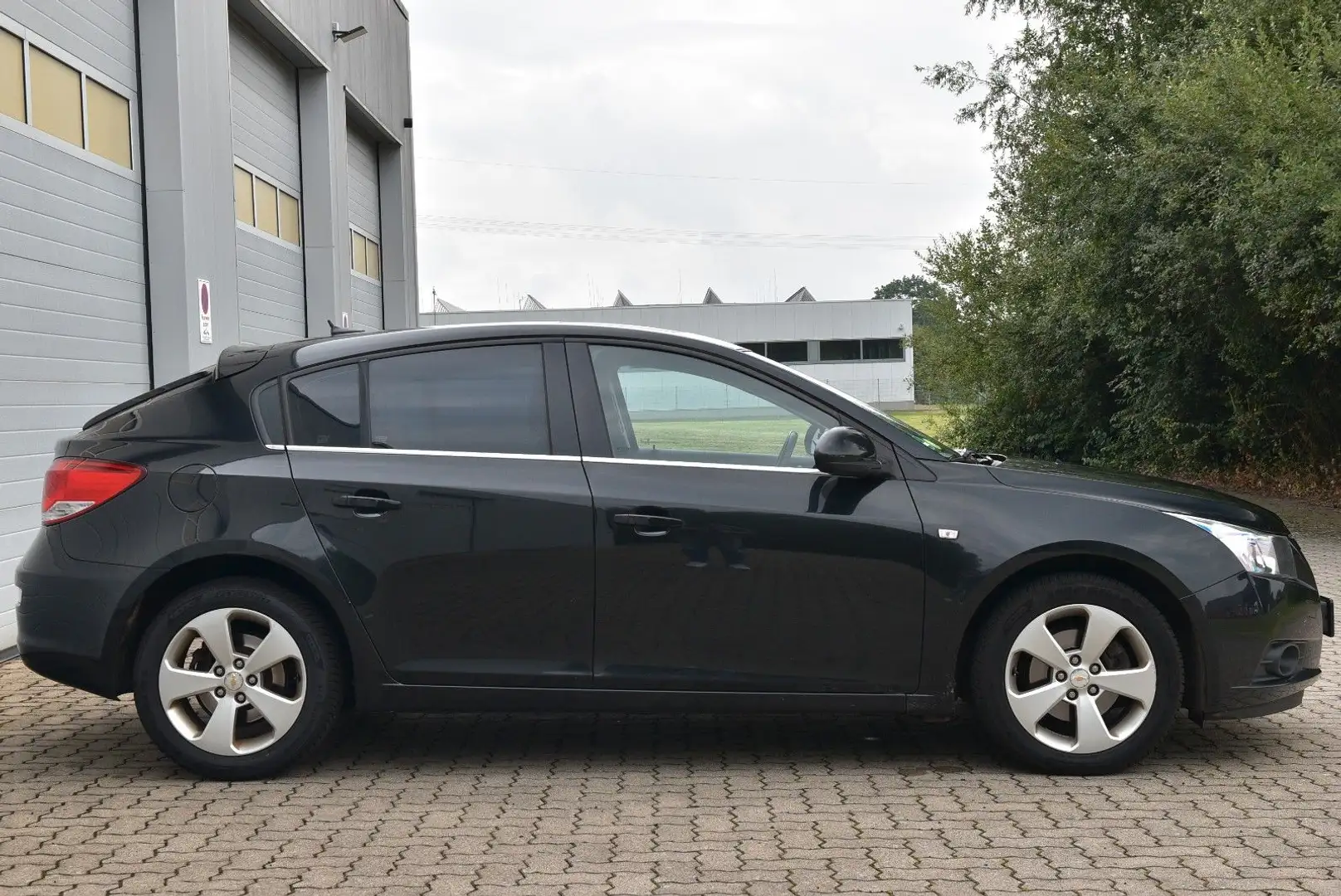 Chevrolet Cruze Hatchback LTZ Klima/Navi/PDC/TÜV 06.2027 Noir - 2