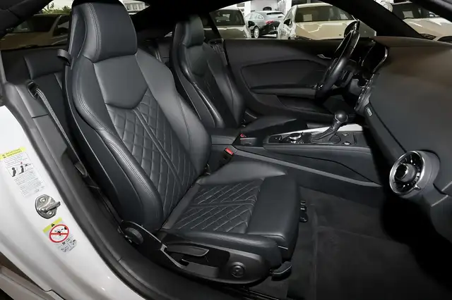 Audi TT view 4
