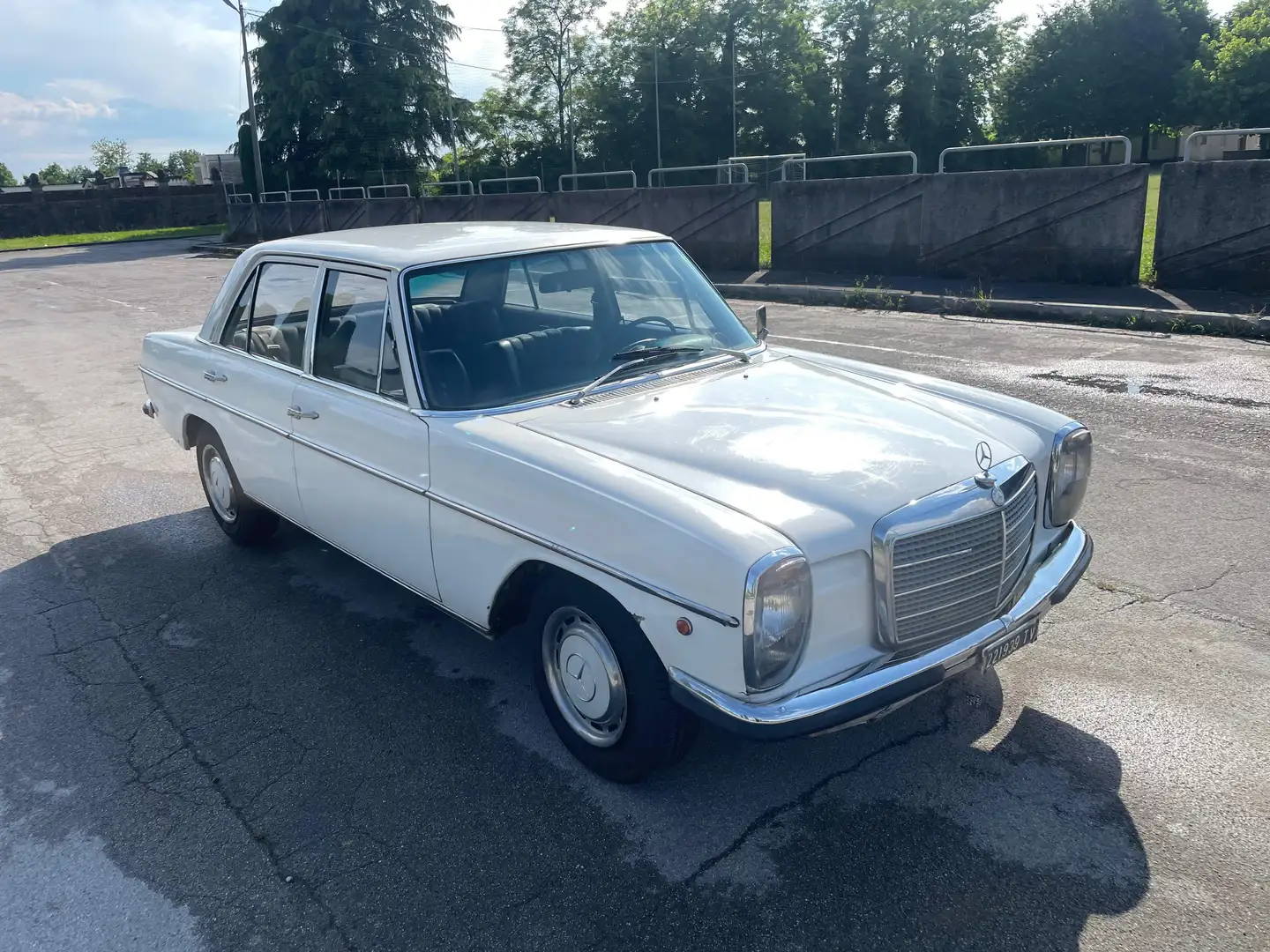 Mercedes-Benz W 114/115 Strich-Acht 220d Wit - 2