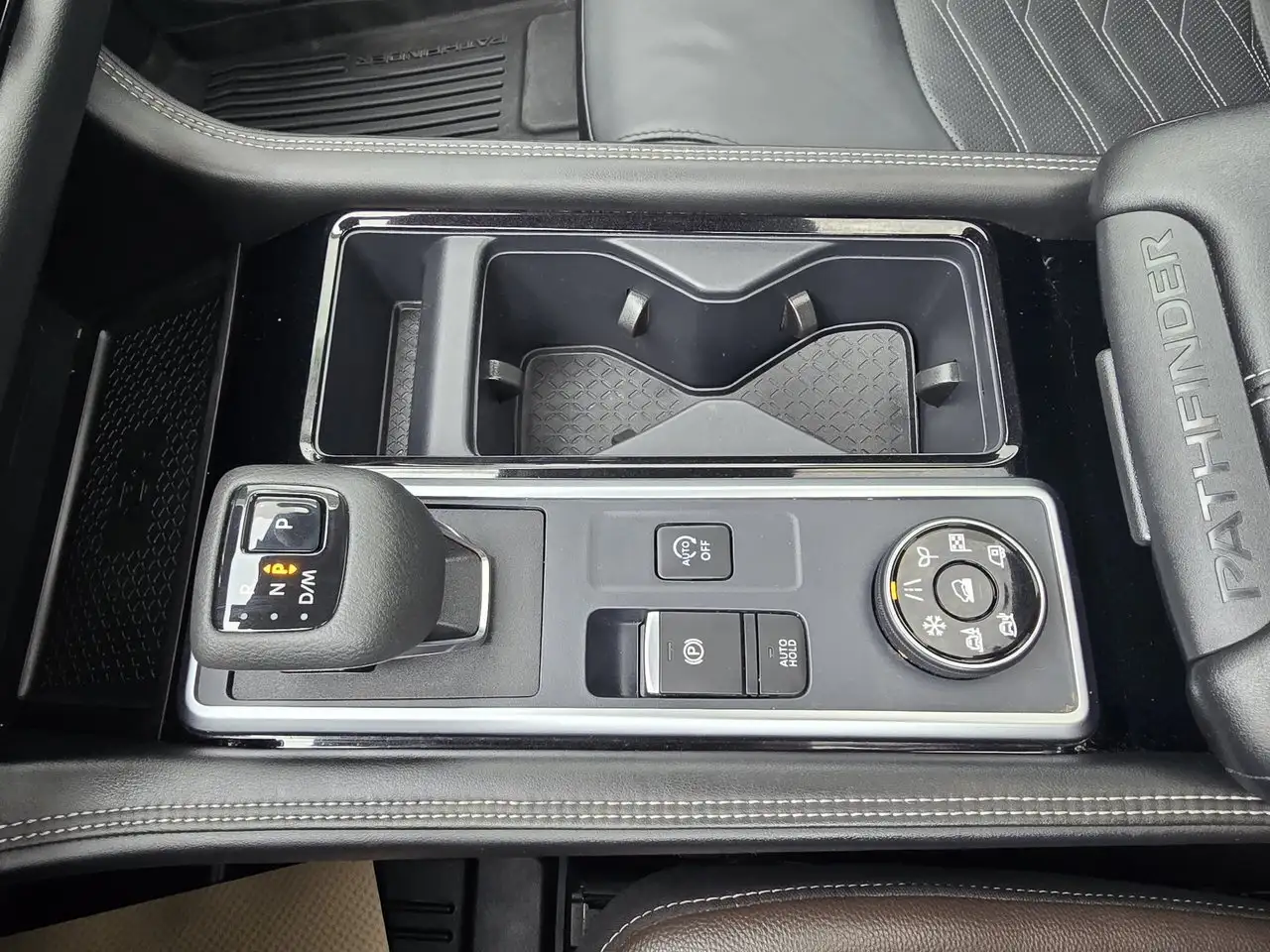 Nissan Pathfinder снимка Nissan Pathfinder