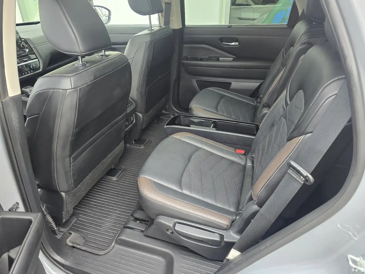 Nissan Pathfinder снимка Nissan Pathfinder