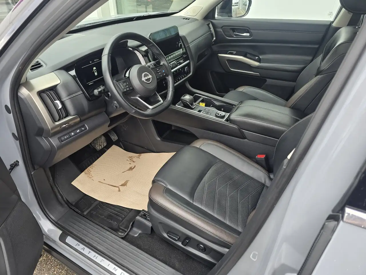 Nissan Pathfinder снимка Nissan Pathfinder