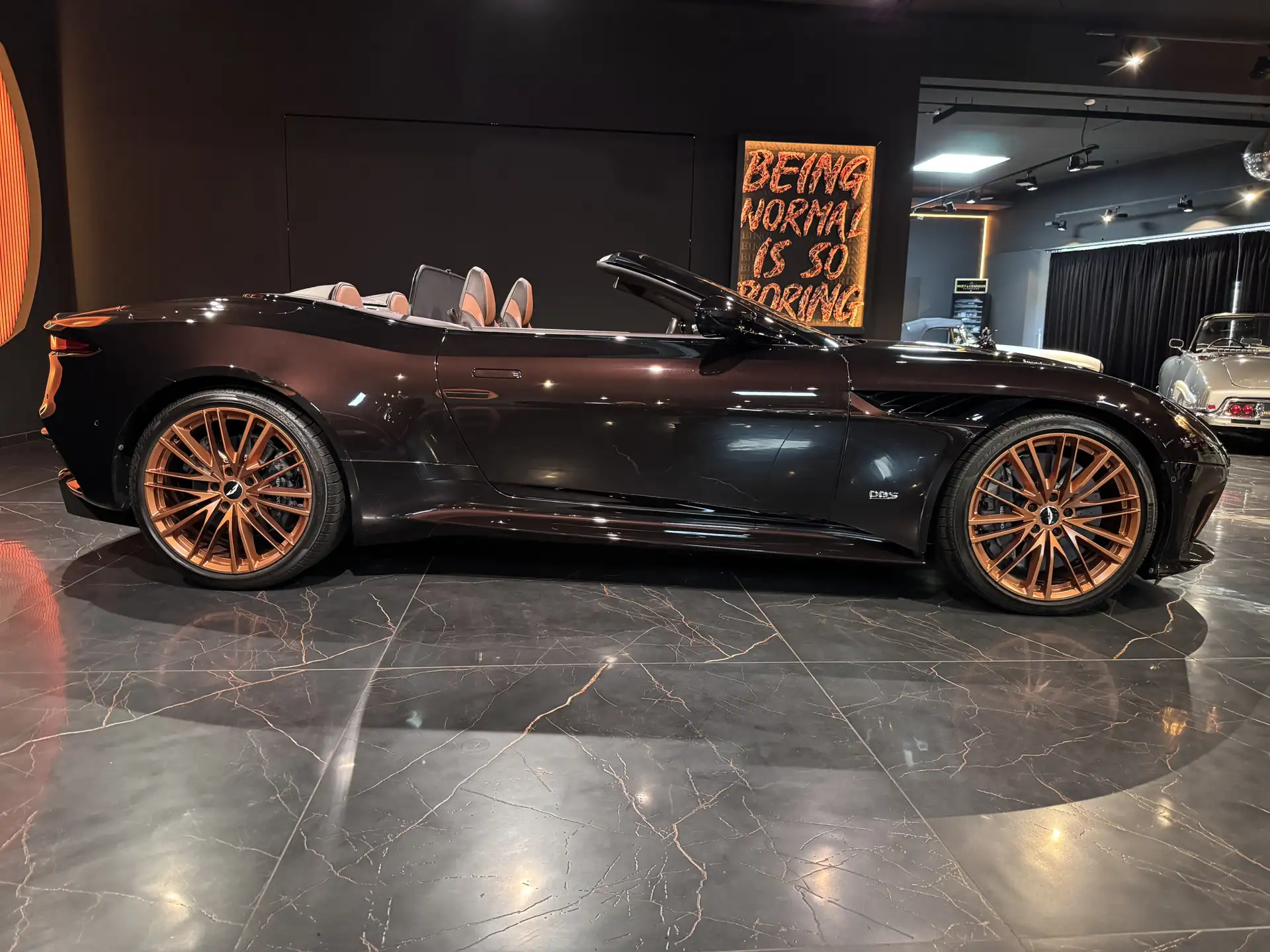 애스턴마틴 DBS Coupe 2020 블랙 사진 3