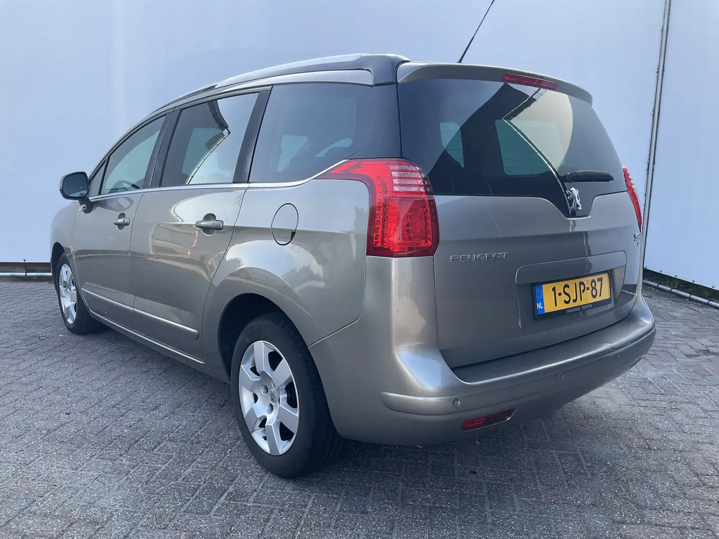 Peugeot 5008 1.6 e-HDi Style 5p. Aut6 Pano.dak Clima Cruise Aud Gris - 2