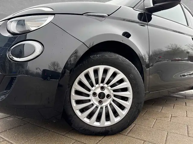 Fiat 500e view 13