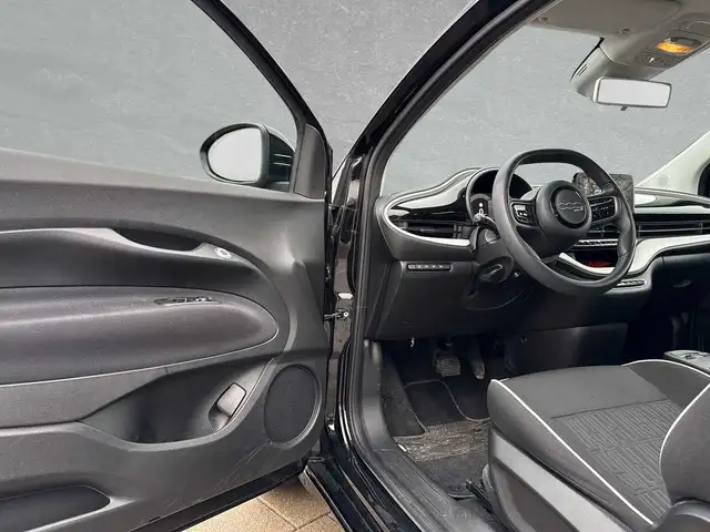 Fiat 500e view 5