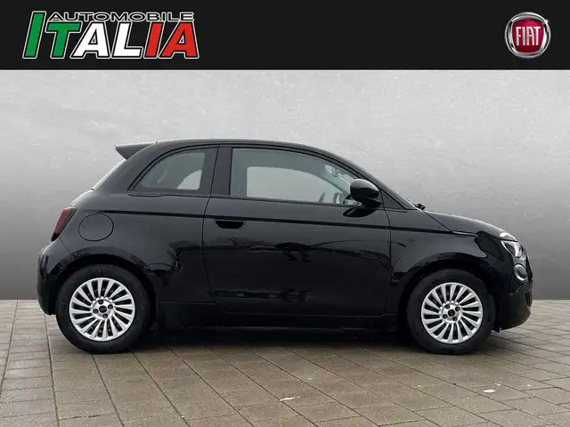 Fiat 500e view 3