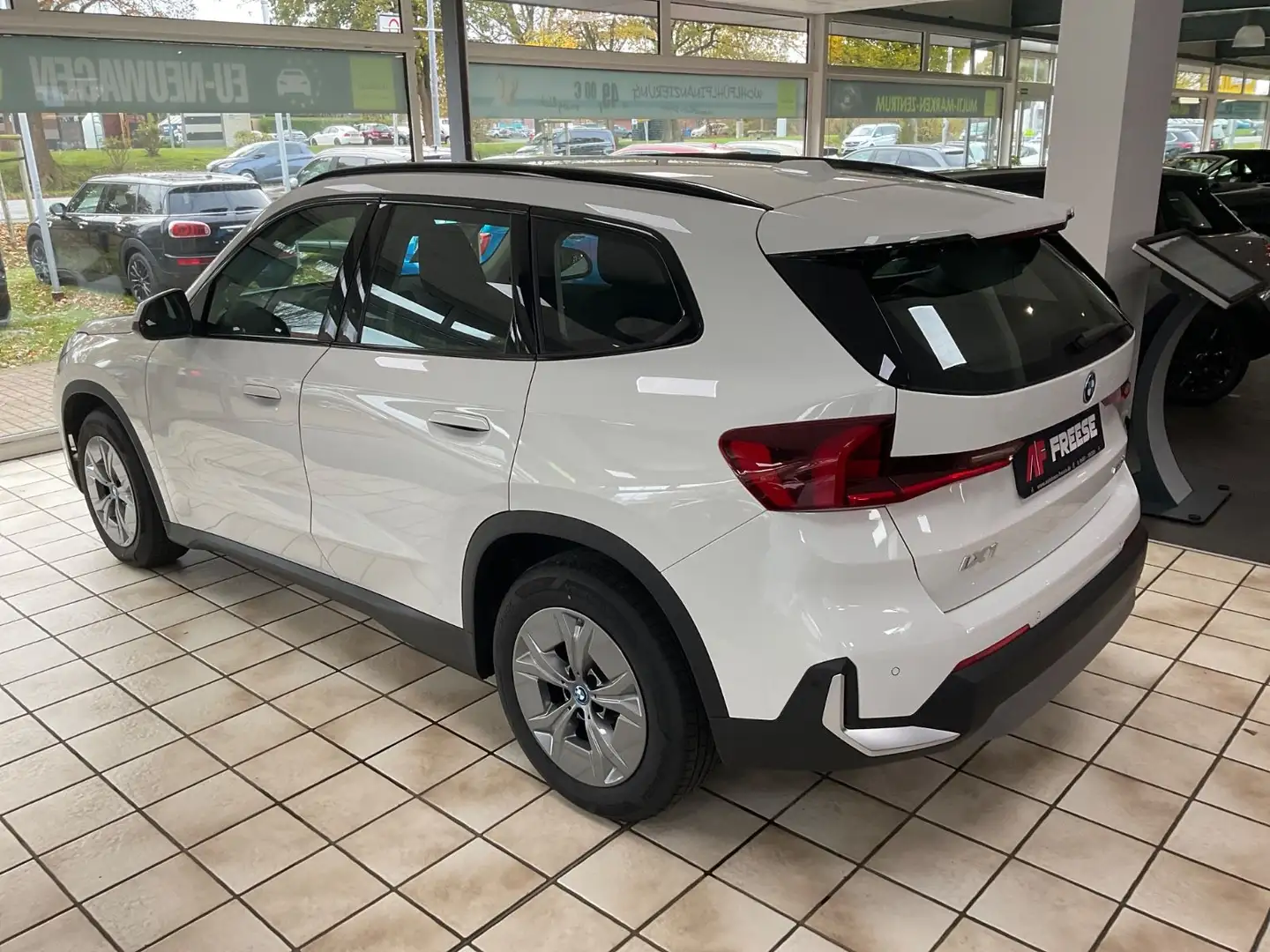 BMW iX1 20 eDrive, wie NEU nur 2.500KM TOP! Weiß - 2