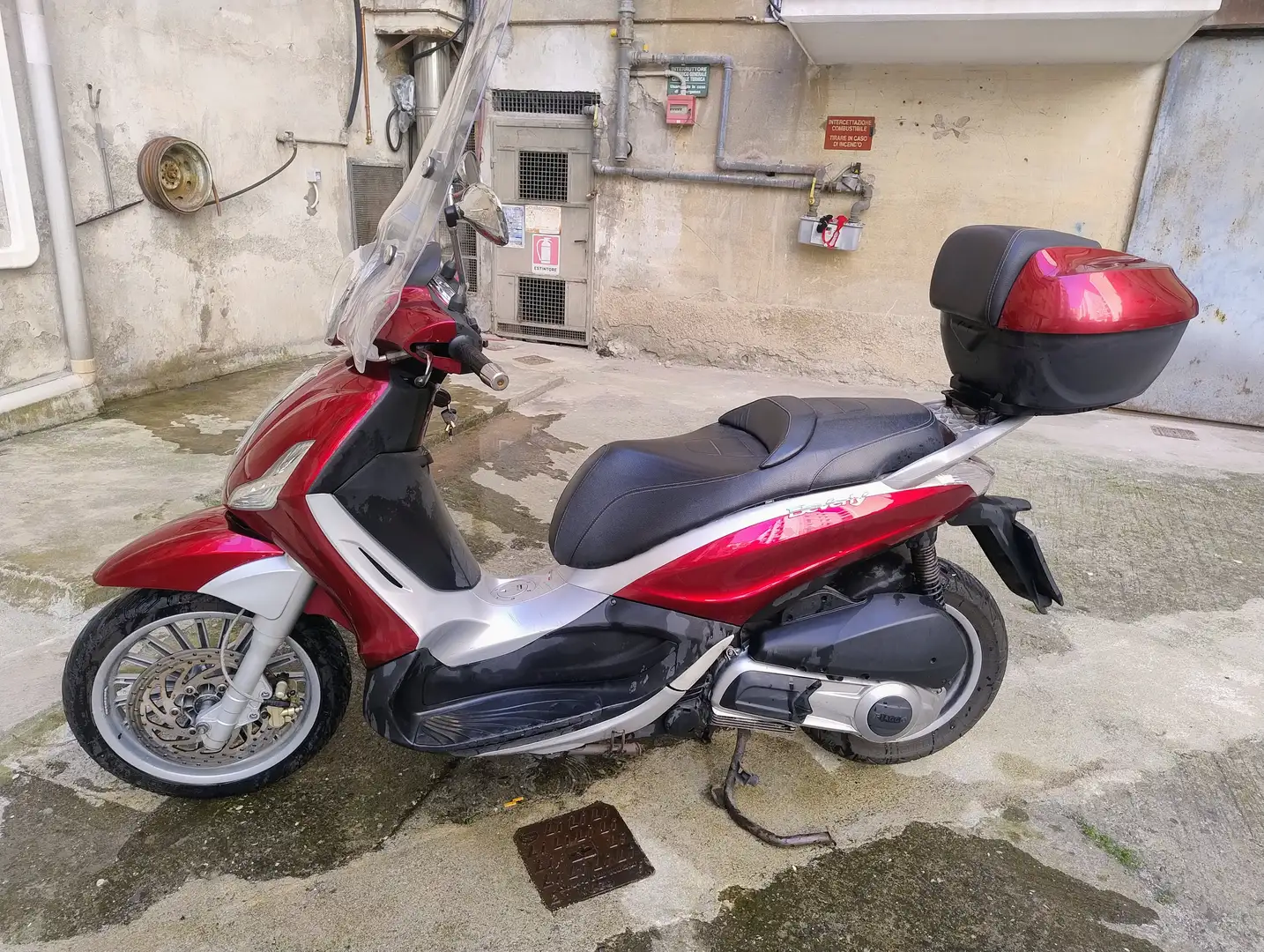 Piaggio Beverly 300 i.e. Червоний - 1