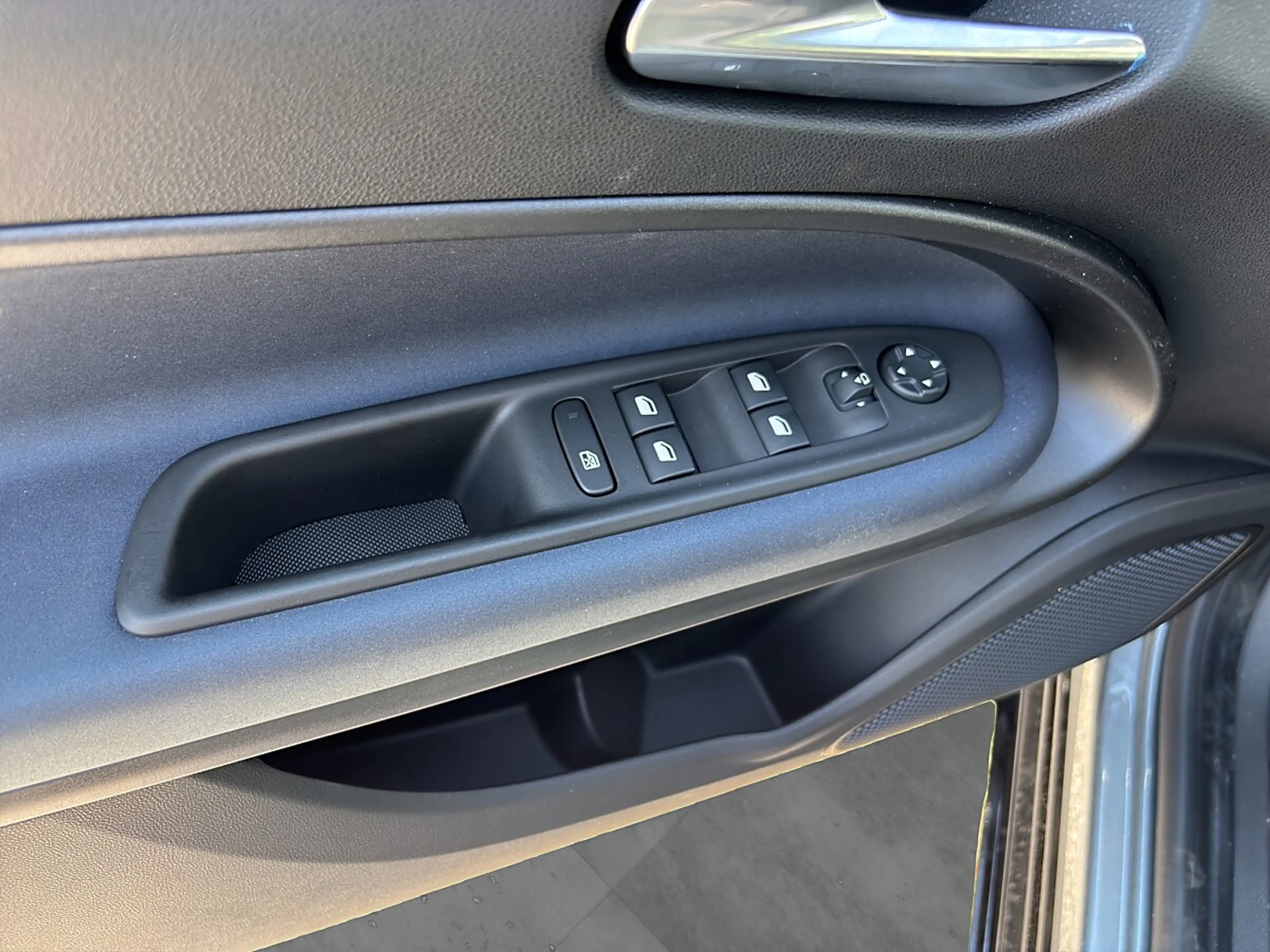 Alfa Romeo Junior Ibrida Sprint 1.2 MHEV e-DCT6 — photo 13