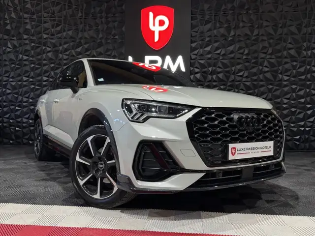 Audi Q3 view 3