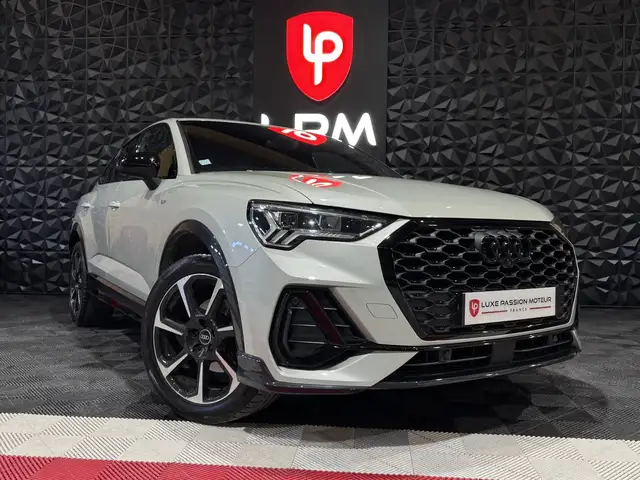 Audi Q3 view 3