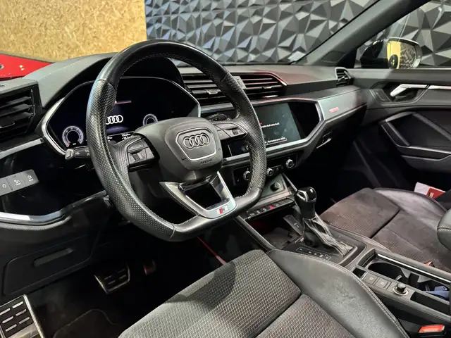 Audi Q3 view 11