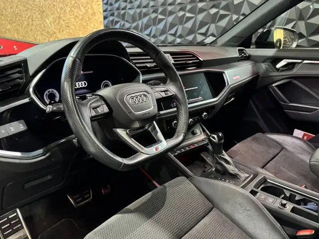 Audi Q3 view 11
