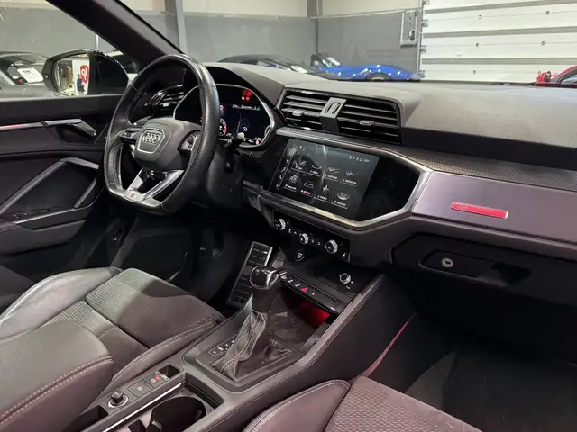 Audi Q3 view 14