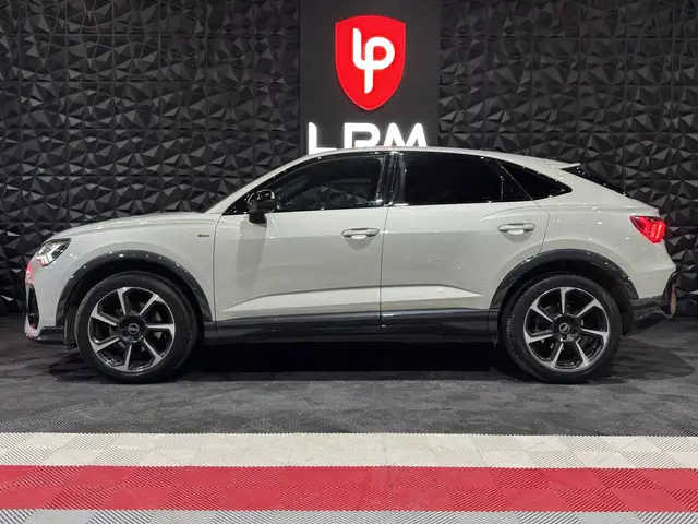 Audi Q3 view 10