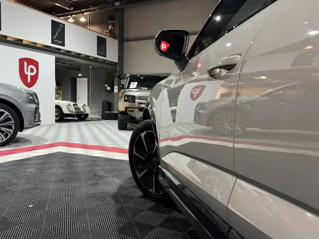 Audi Q3 view 8