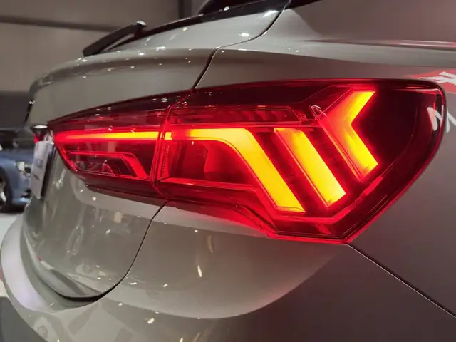 Audi Q3 view 21