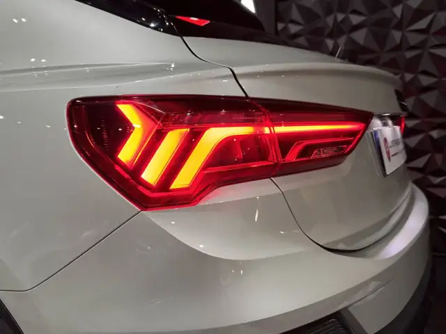 Audi Q3 view 18