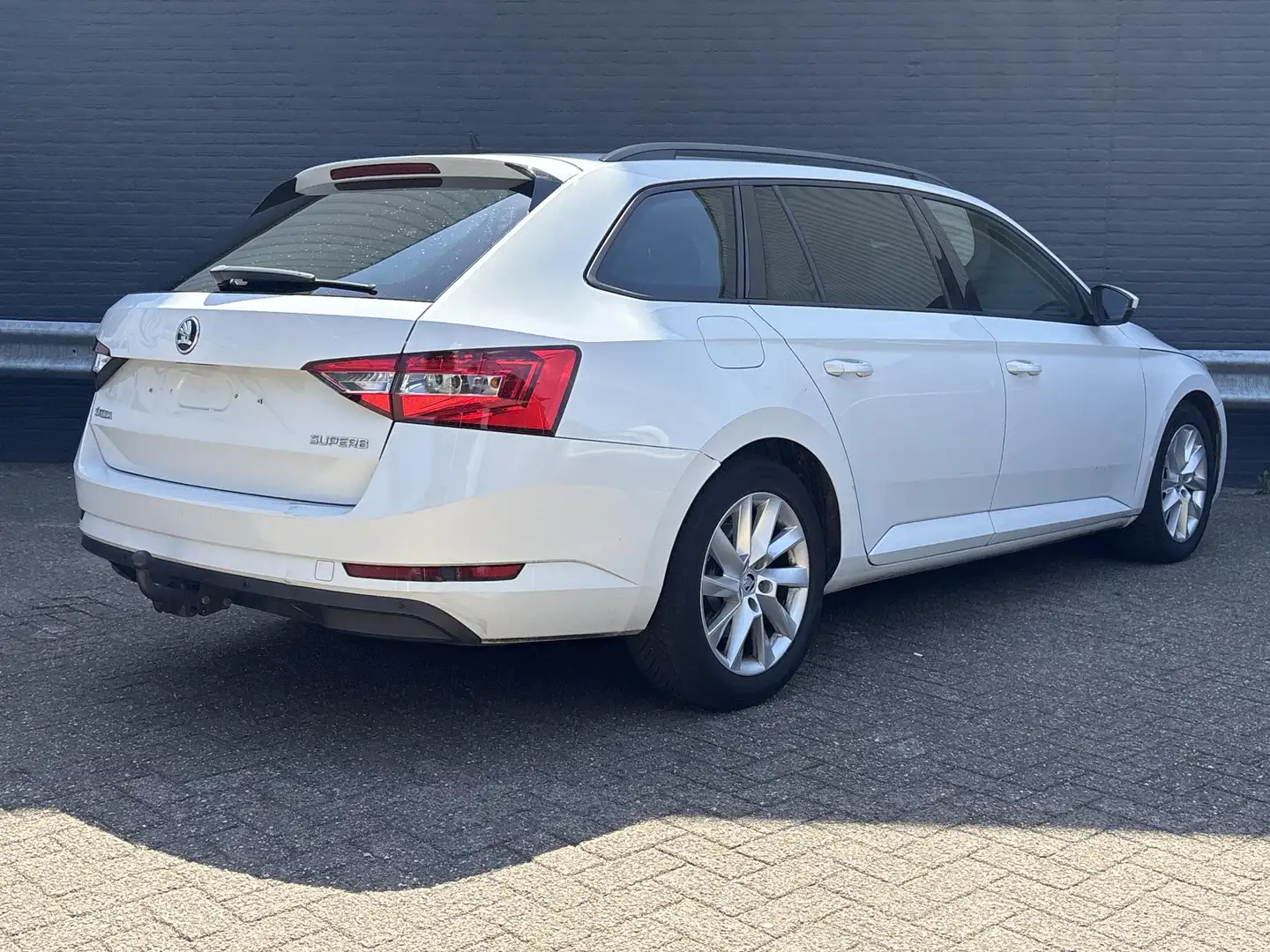 Skoda Superb Combi 1.6 TDI Active Business DSG Automaat | € 7.4 Wit - 2