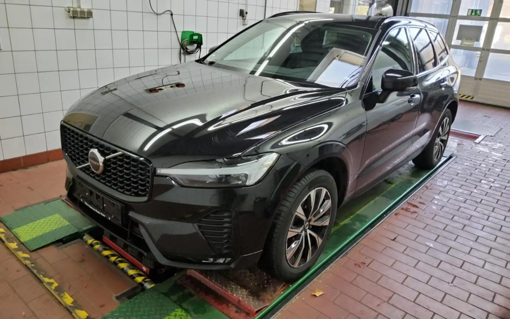 Volvo XC60 B5 AWD  PLUS DARK FAP+HKSOUND+WINTERPAK+LM+ Schwarz - 2
