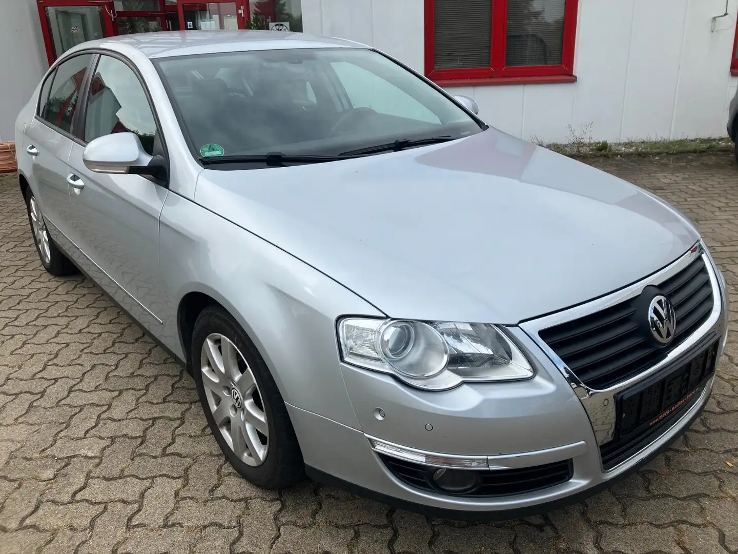 Volkswagen Passat 1.6 Lim. Sportline KLIMA Silber - 1
