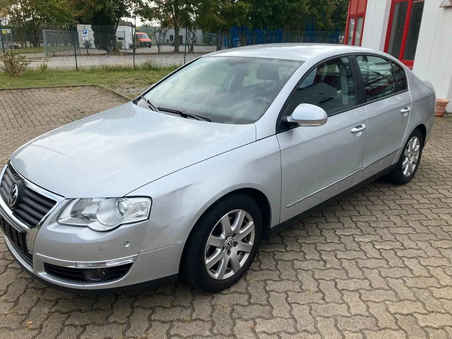 Volkswagen Passat 1.6 Lim. Sportline KLIMA Silber - 2