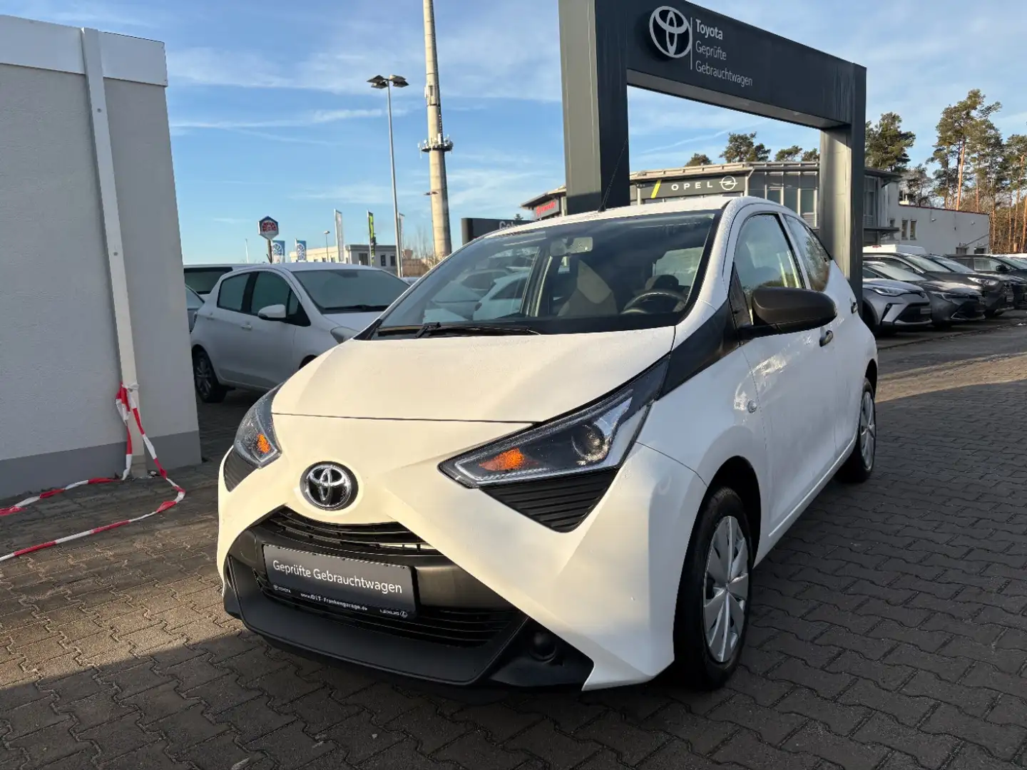 Toyota Aygo 1.0 x-business Klima, Allwetter, DAB, BT Weiß - 2