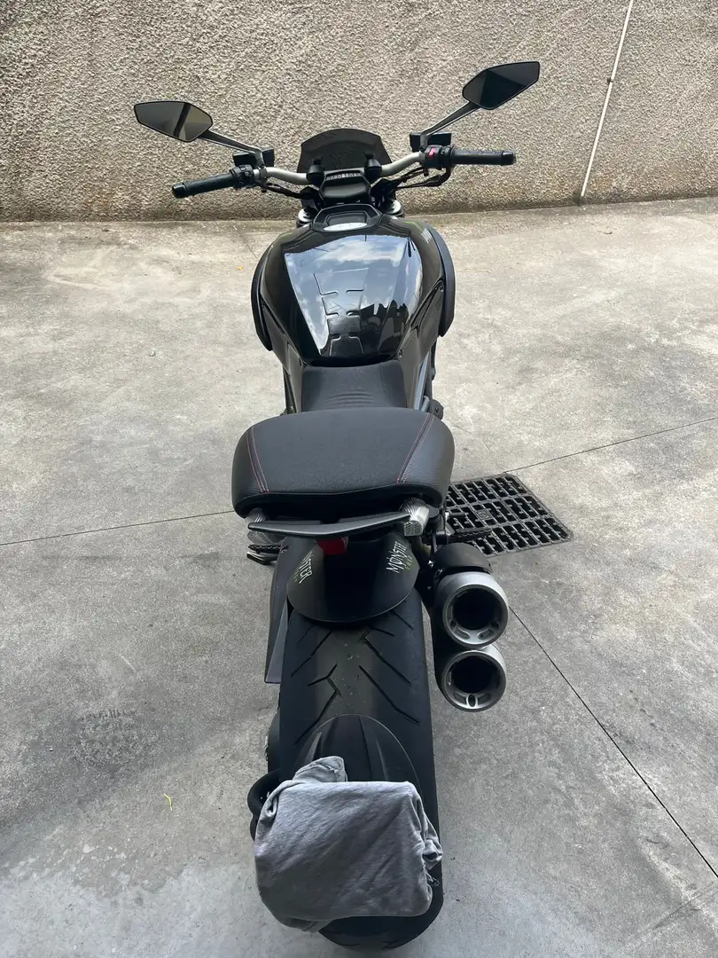 Ducati Diavel Carbon crna - 2