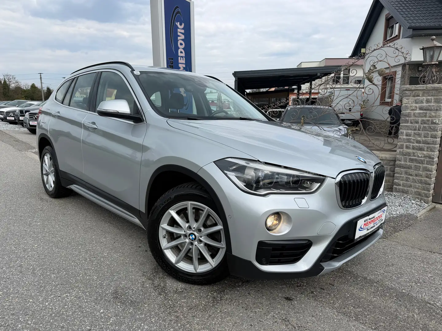 BMW X1 xDrive 20 d Sport Line Grau - 2