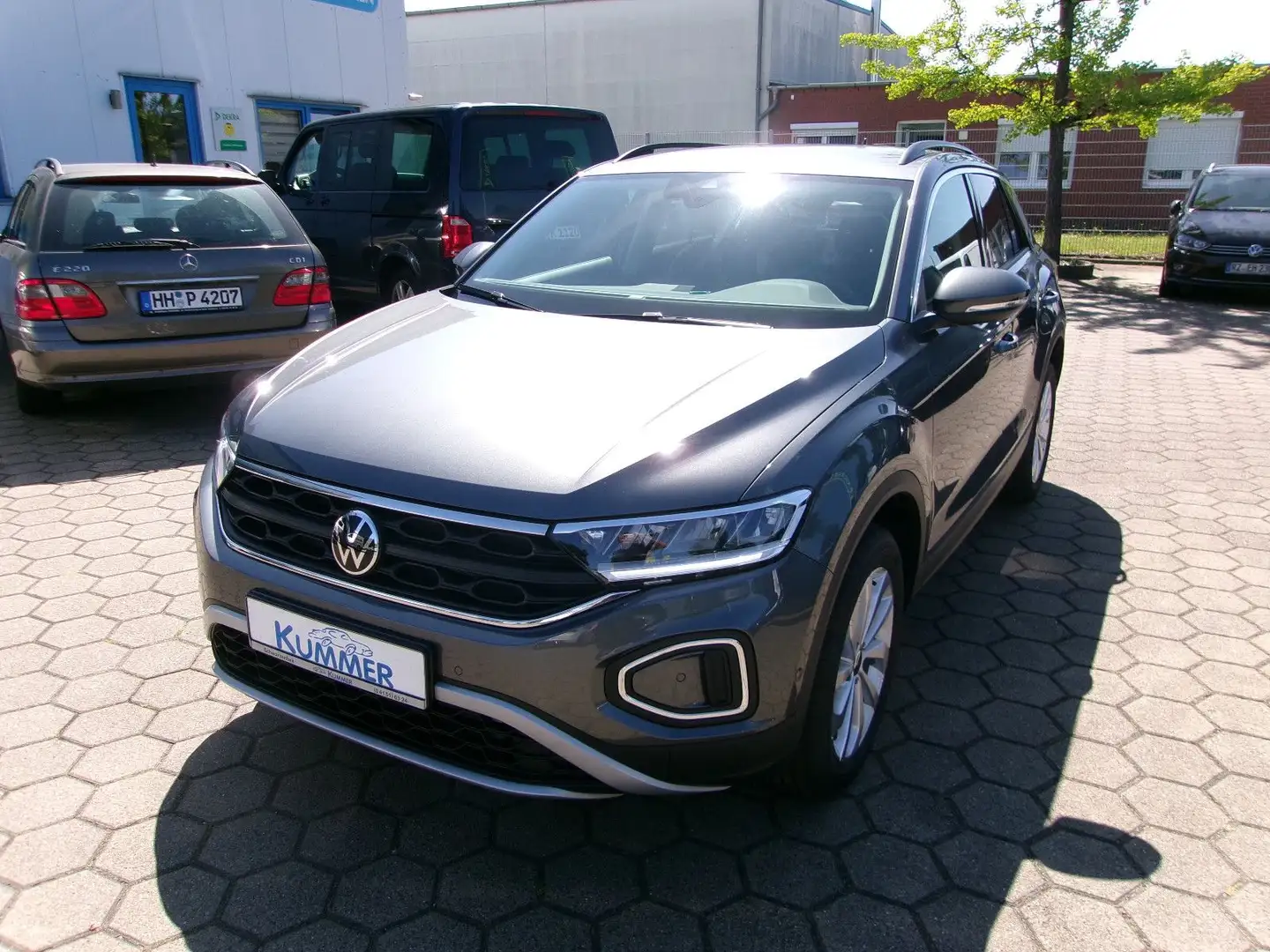 Volkswagen T-Roc Life Plus DSG LED ACC Rückfahrk.Allwetterr Grau - 2