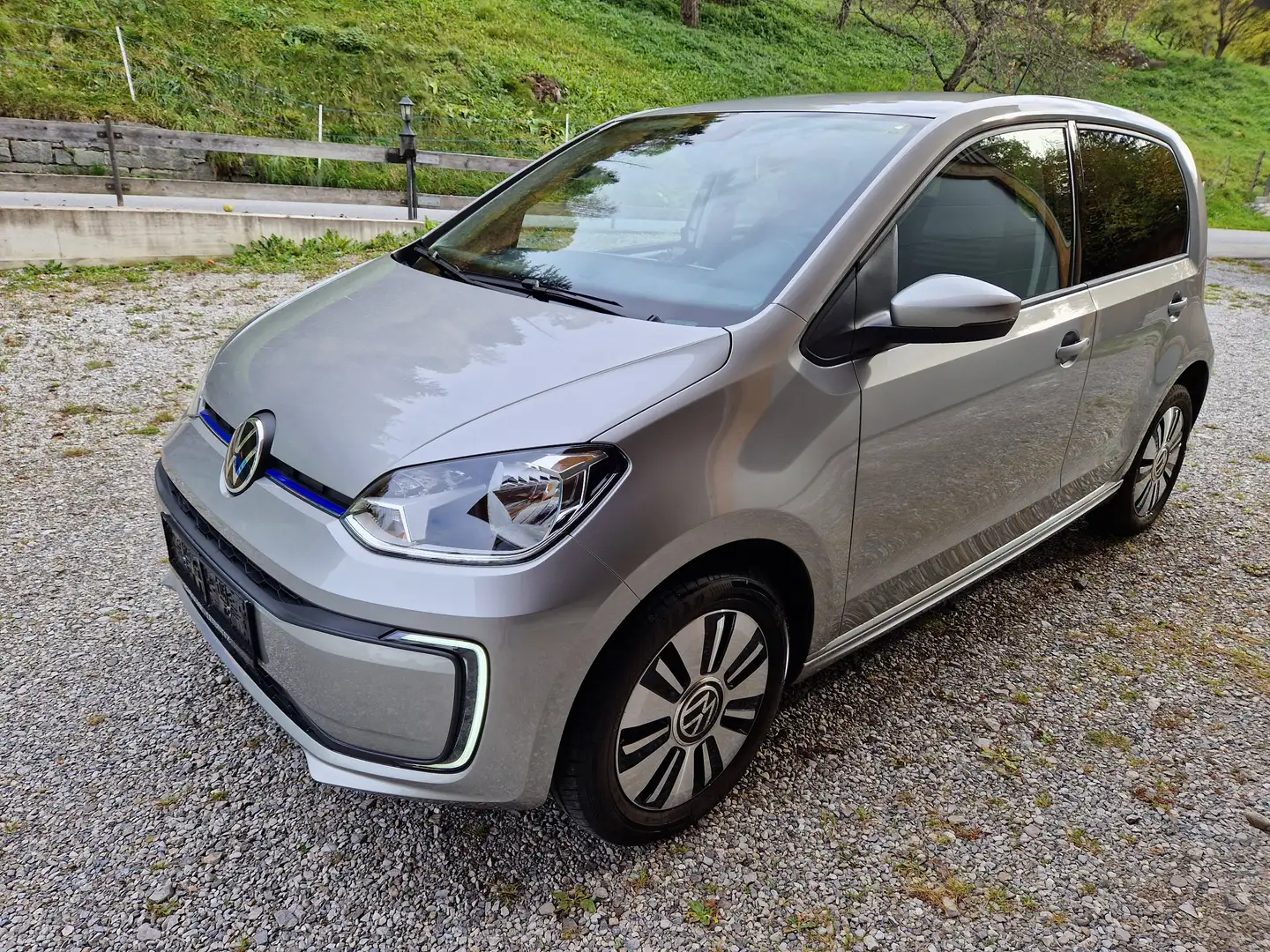 Volkswagen e-up! Vollausstattung, SoH 95% - AVILOO Premium Zertifikat, garagengepflegt, unfallfrei, 8-fach Alu, Silber - 1