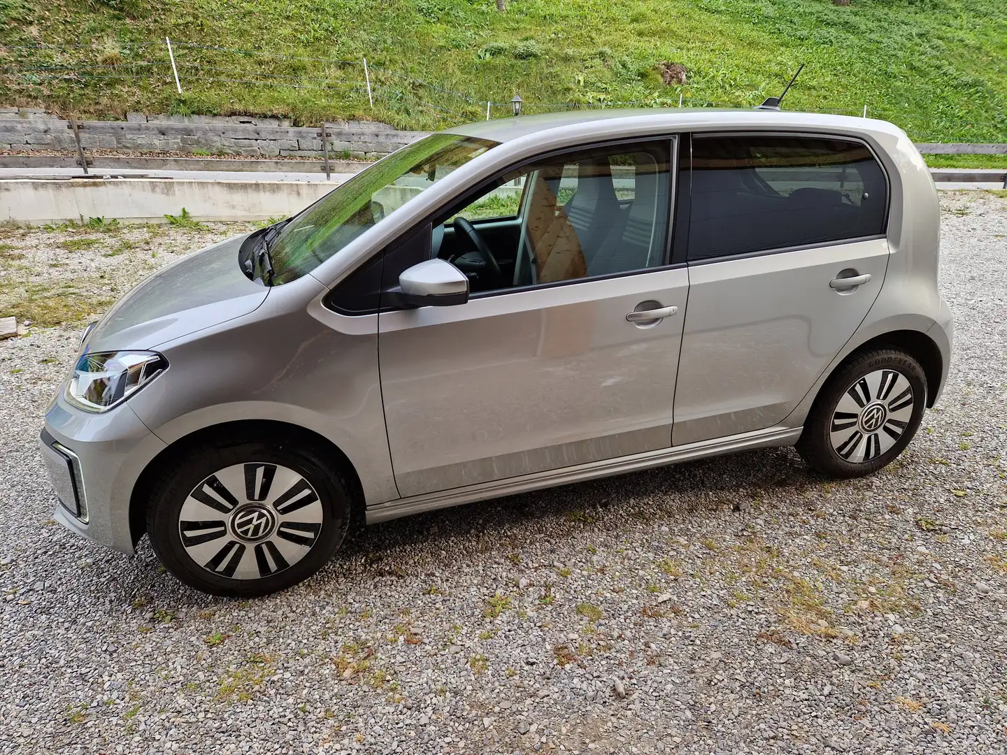 Volkswagen e-up! Vollausstattung, SoH 95% - AVILOO Premium Zertifikat, garagengepflegt, unfallfrei, 8-fach Alu, Silber - 2