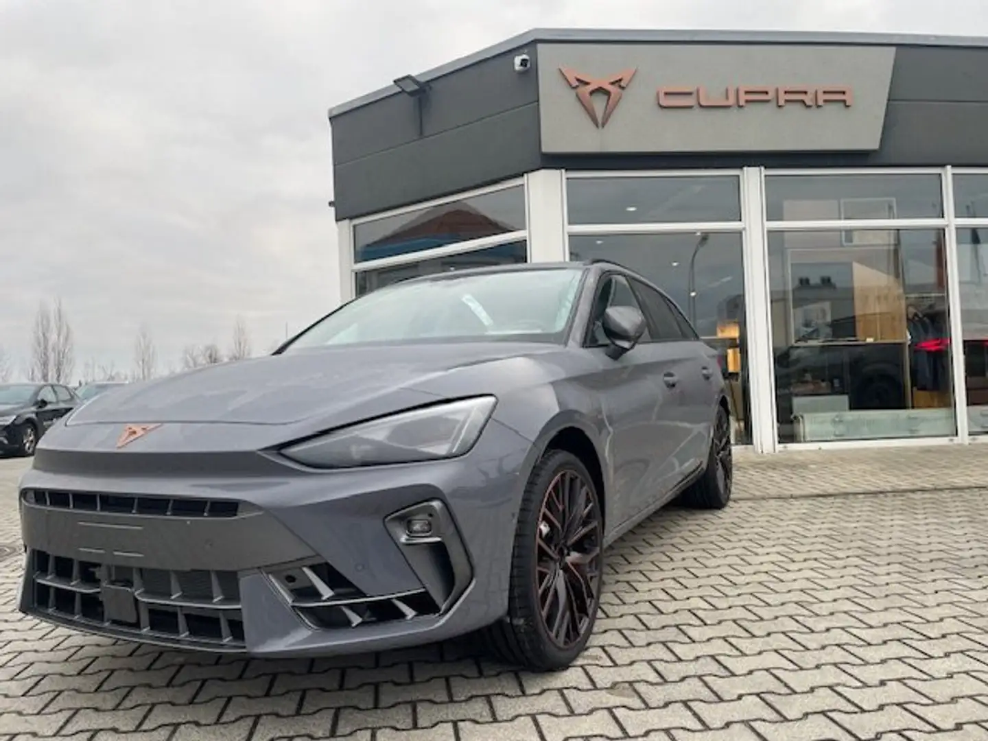 CUPRA Leon SP VZ 2.0TSI 333 PS DSG 4Drive Sennheiser AHK Pano Gris - 1