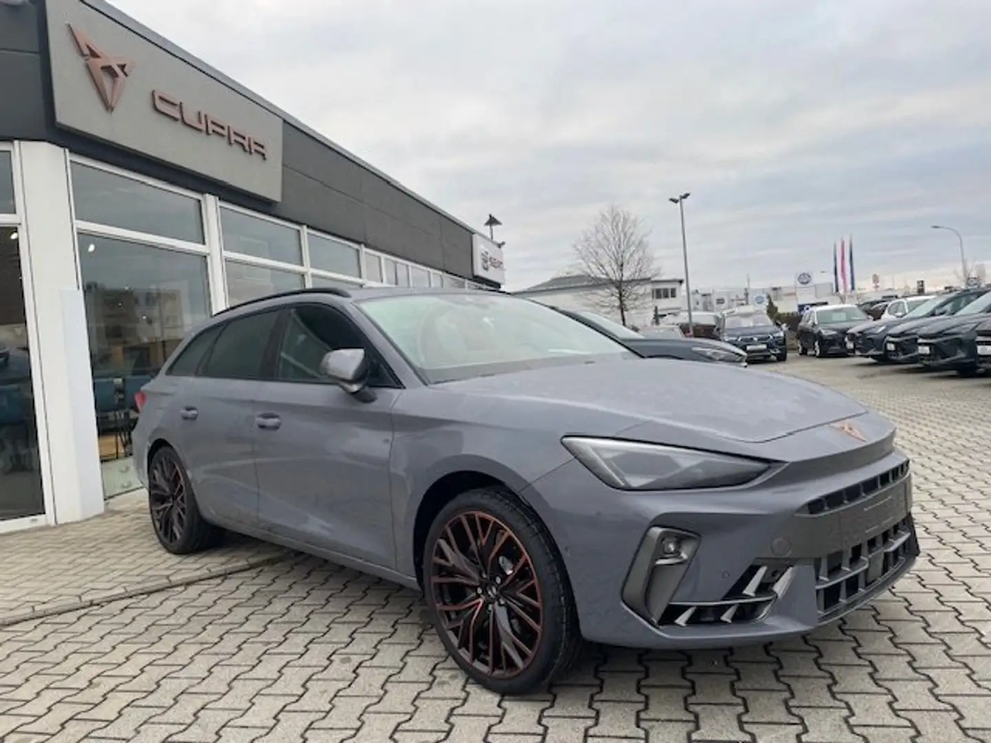 CUPRA Leon SP VZ 2.0TSI 333 PS DSG 4Drive Sennheiser AHK Pano Gris - 2