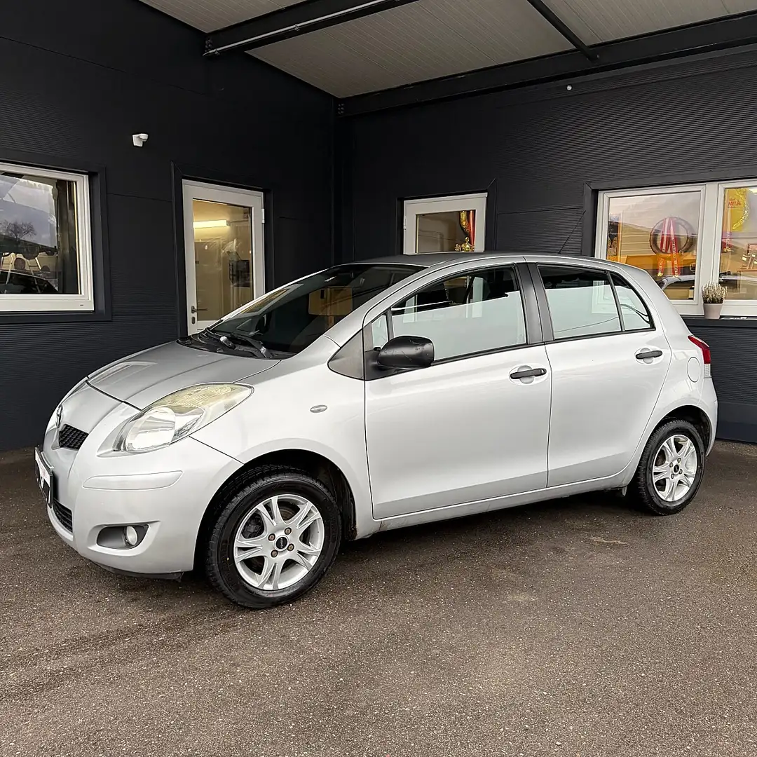Toyota Yaris 1,0 VVT-i Silber - 2
