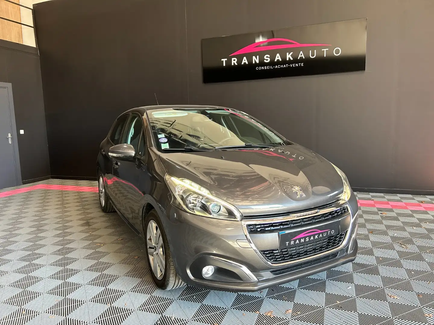 Peugeot 208 Signature Grau - 2