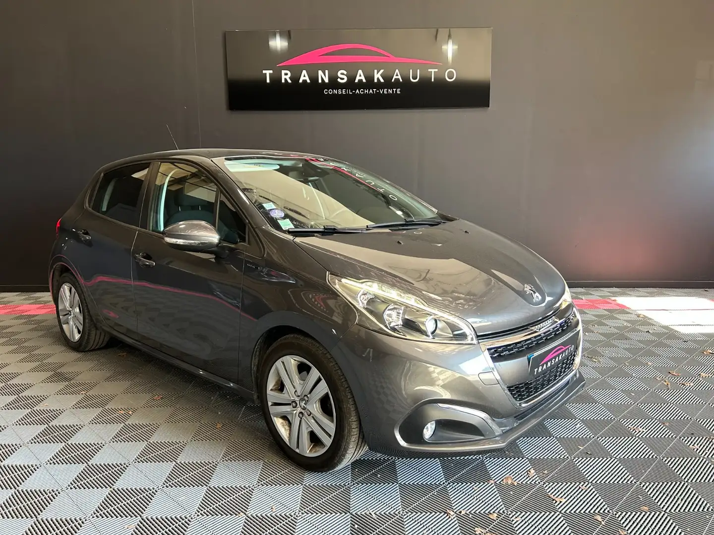Peugeot 208 Signature Grau - 1