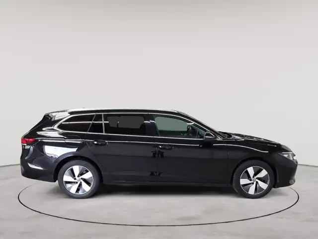 Volkswagen Passat view 3