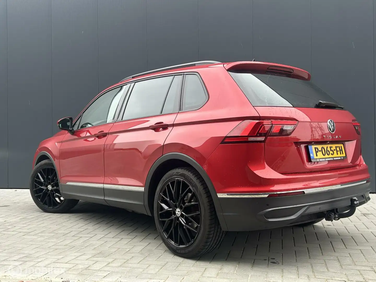 Volkswagen Tiguan 1.5 TSI Life 2022 Trekhaak 20 inch N.A.P Rood - 2