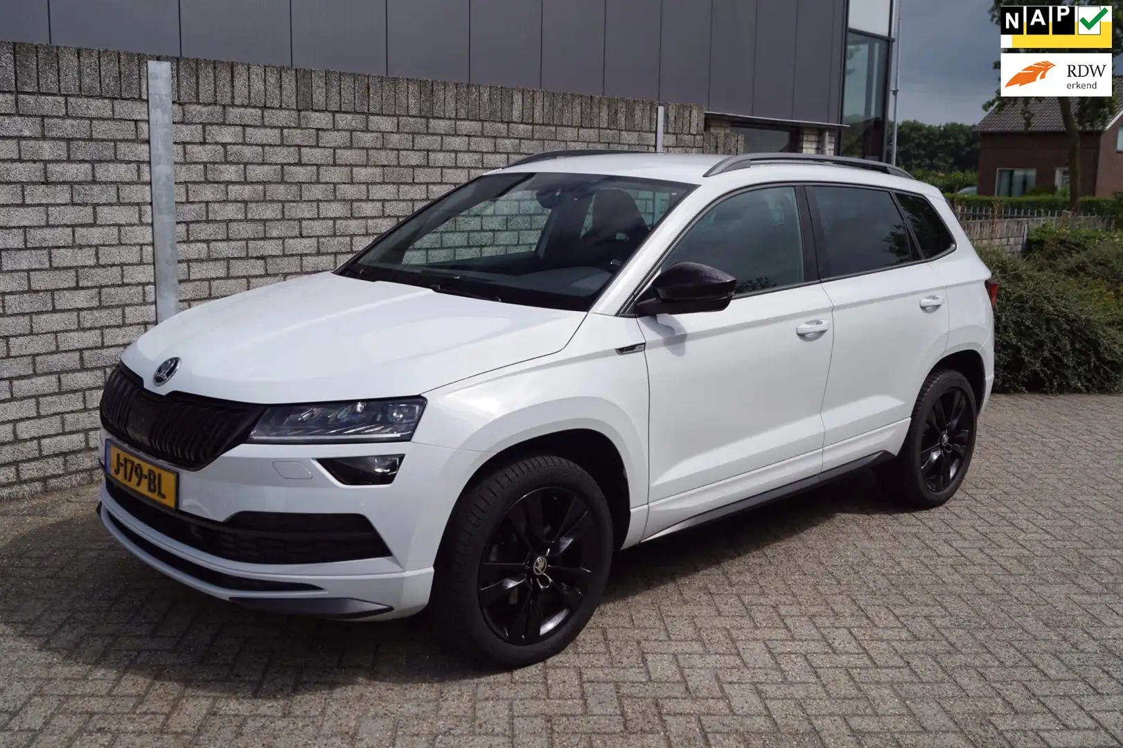 Skoda Karoq 1.5 TSI ACT Sportline Business 150PK Sportstoelen Wit - 1
