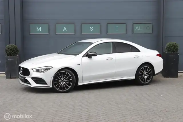 Mercedes-Benz CLA 250 250e Premium|AMG|LED|Stoelverwarming|Night pakket