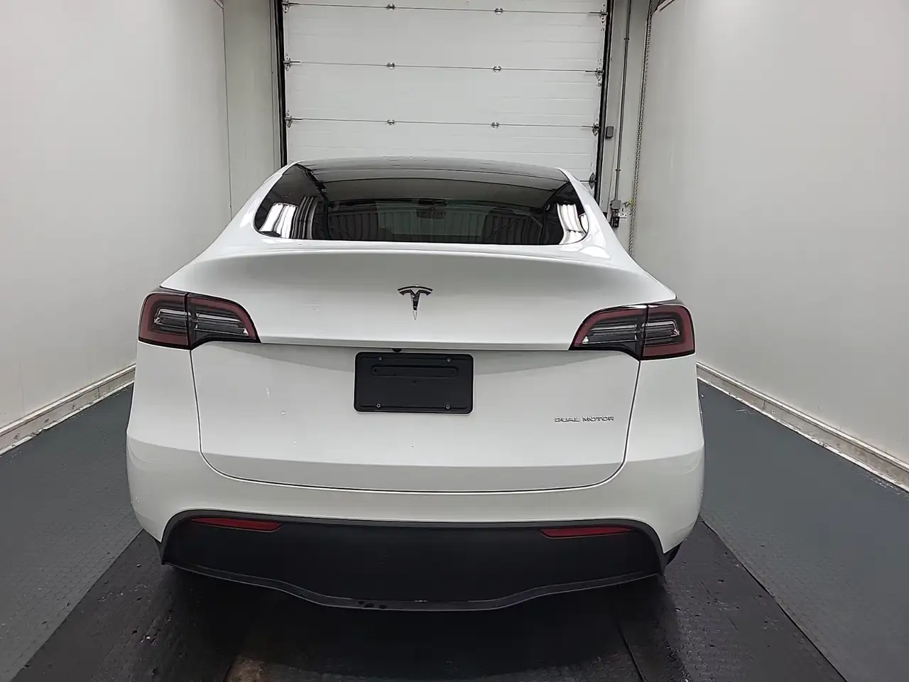 Tesla Model Y снимка Tesla Model Y
