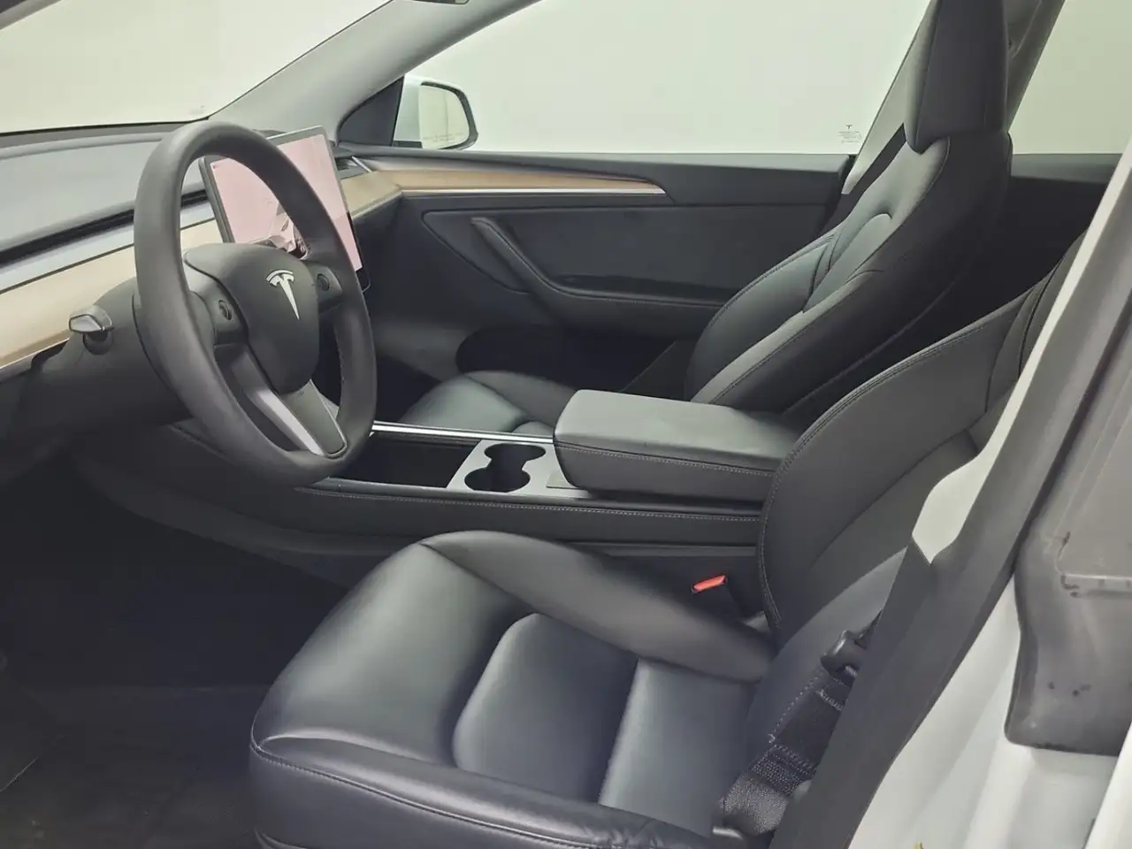 Tesla Model Y снимка Tesla Model Y