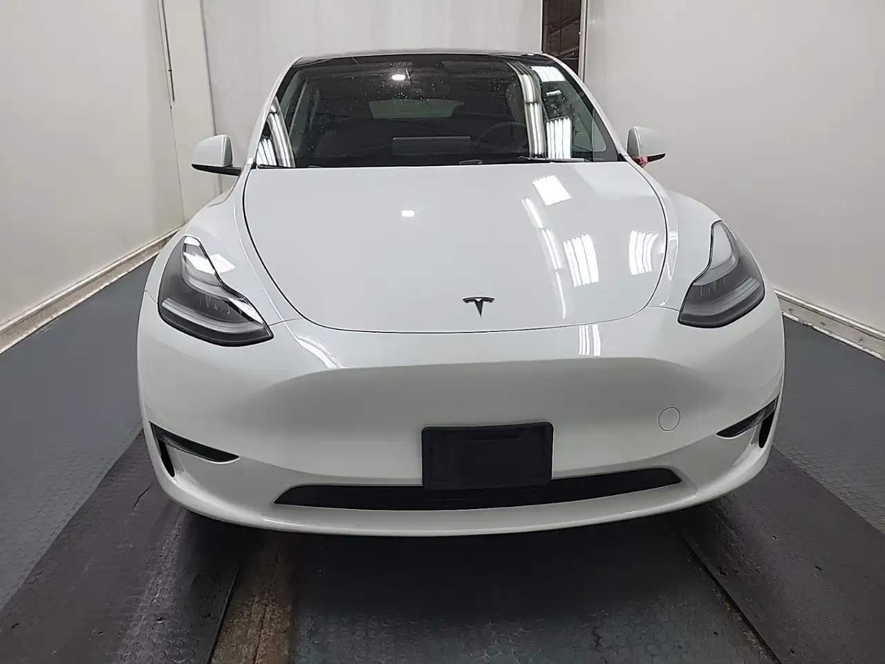 Tesla Model Y снимка Tesla Model Y