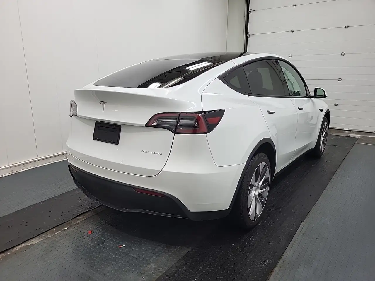 Tesla Model Y снимка Tesla Model Y