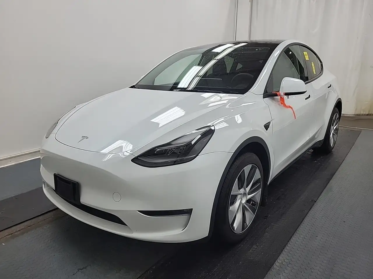Tesla Model Y снимка Tesla Model Y
