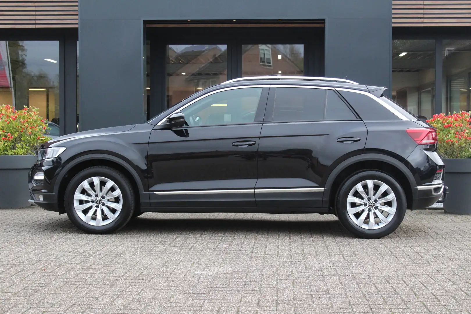 Volkswagen T-Roc 1.5 TSI 150pk Sport Panoramadak Schwarz - 2